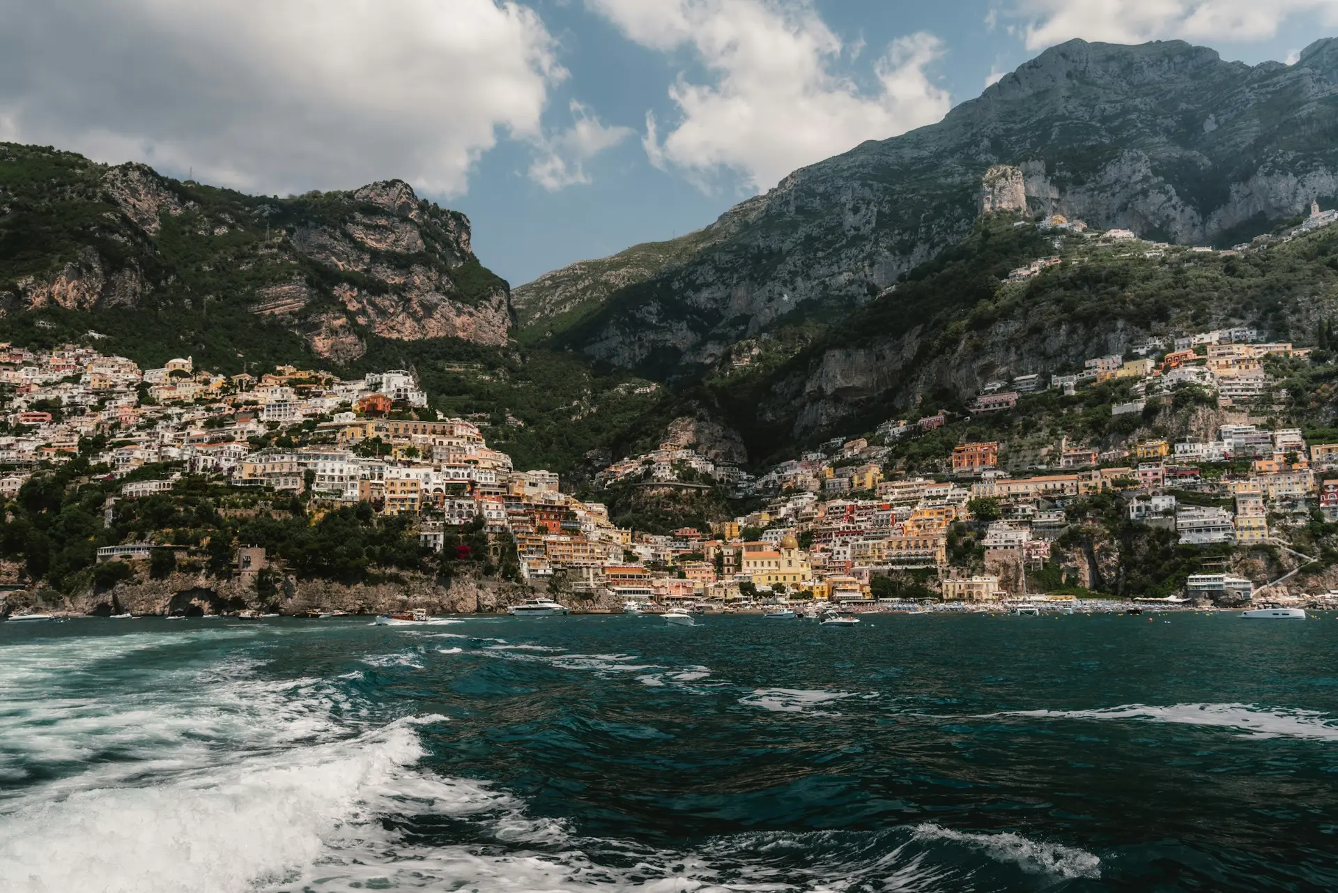 Positano, na Costa Amalfitana, Itália, vista do mar Mediterrâneo